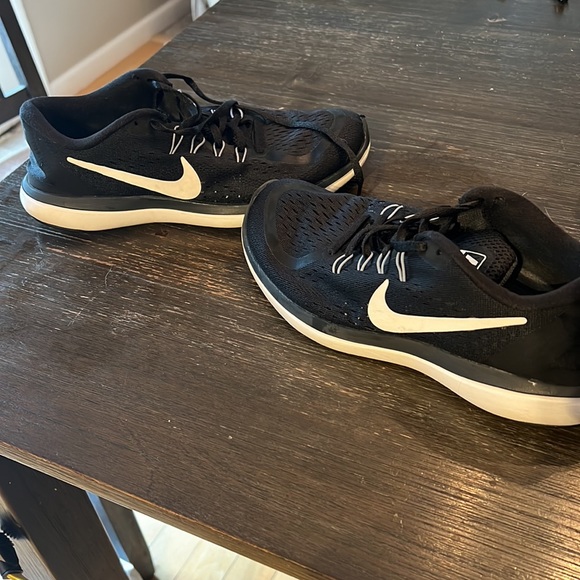 Black Nike Tennis Shoes - Picture 8 of 8